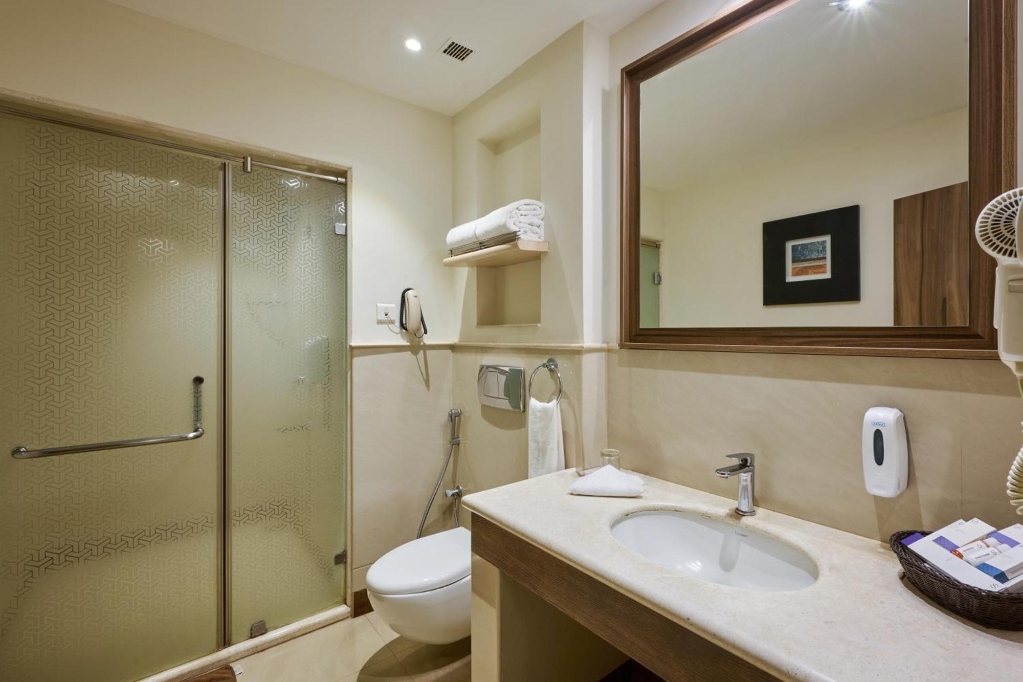 Deluxe king room complimentary airport transfers