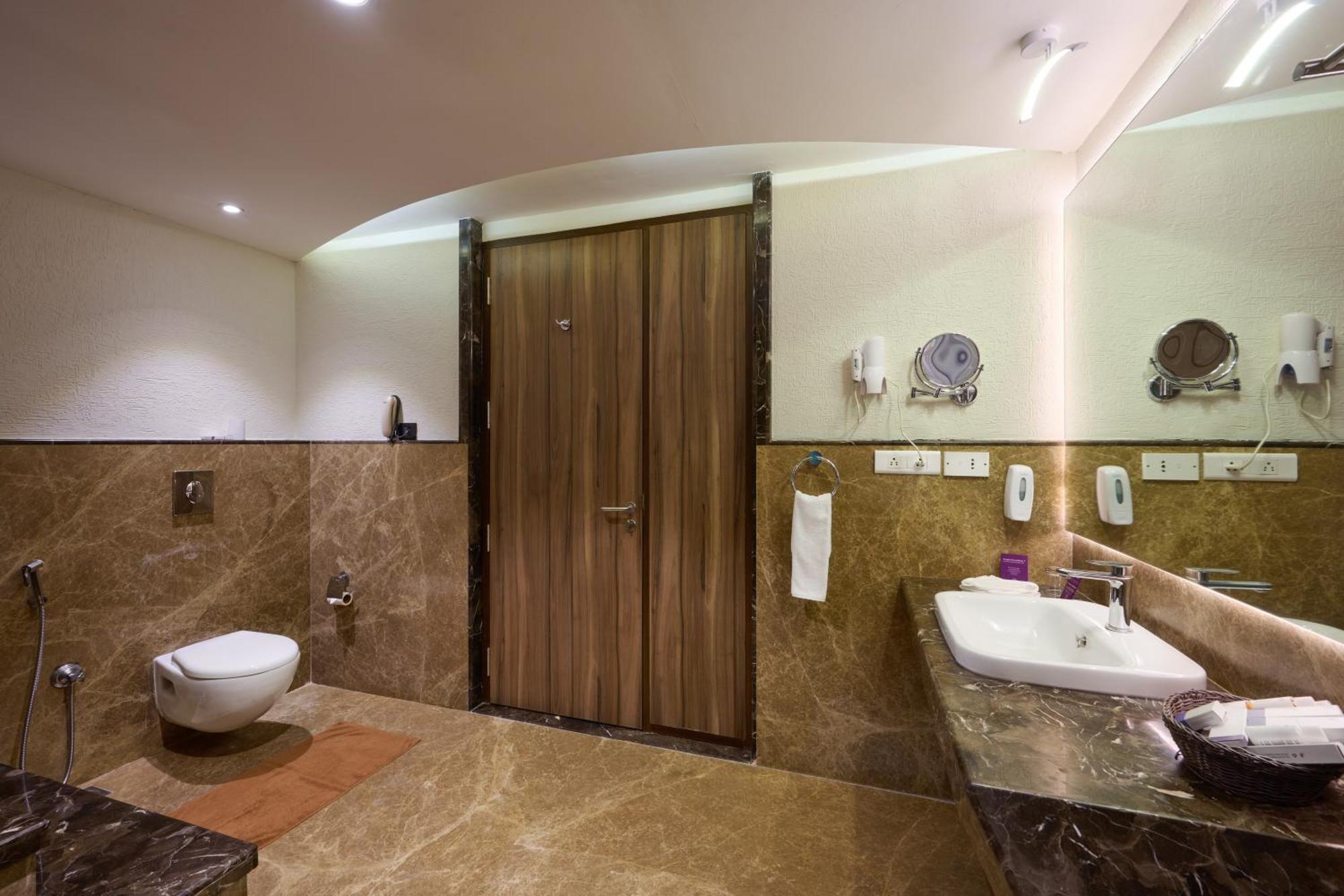 Flora Suite complimentary airport transfers