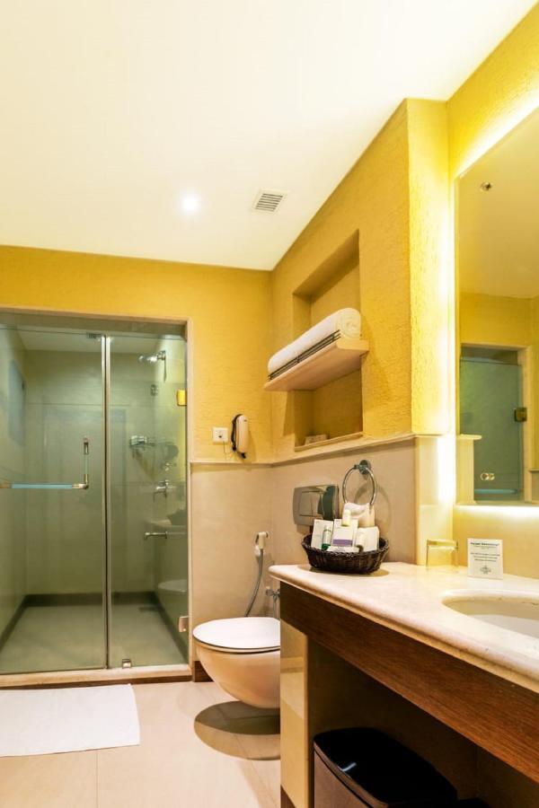 Deluxe king room with complimentary airport transfers